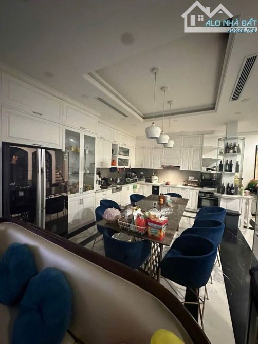 Bán nhà phố Nguyễn Đình Thi, vị trí vàng đắc địa, đẹp nhất phố