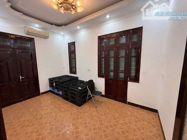 Cho thuê nhà Nguyễn Khánh Toàn – Cầu Giấy DT 105m x 4 tầng, ô tô đỗ giá thuê 22tr/th