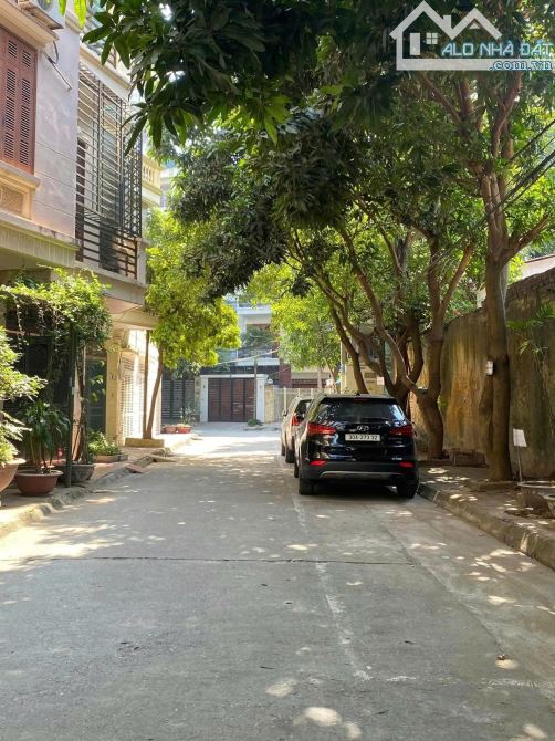 BÁN NHÀ PHỐ MAI DỊCH 80m2 × 5T × MT 5m. GARA 2 Ô TÔ + 2 Ô TÔ TRÁNH ĐỖ TRƯỚC NHÀ