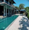 VILLA NGHỈ DƯỠNG SÂN VƯỜN HỒ BƠI - MẶT TIỀN HẺM 8M - 2 TẦNG KIÊN CỐ - HƠN 700M2 - NGANG 18