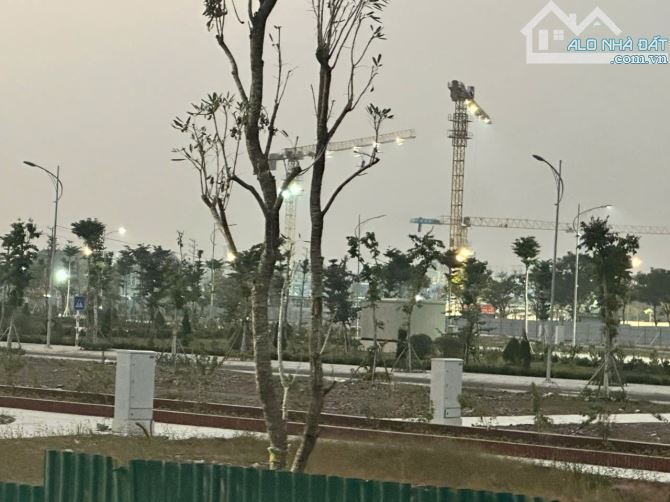 Bán lô góc 2 mặt tiên Thôn Giã Thái Đào Lạng Giang dt 100m mt 5m hướng đn đb giá 3.3 tỷ