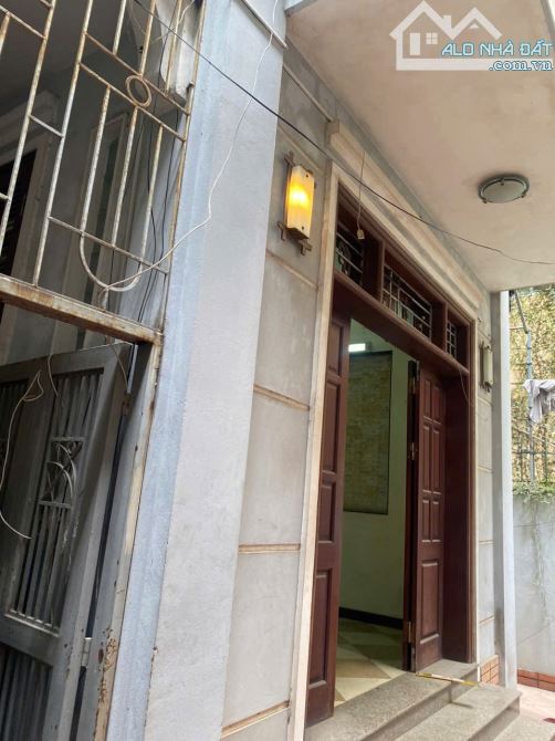 Chính chủ bán gấp nhà 5 tầng vuông đẹp Giảng Võ, giá rẻ 156tr/m2