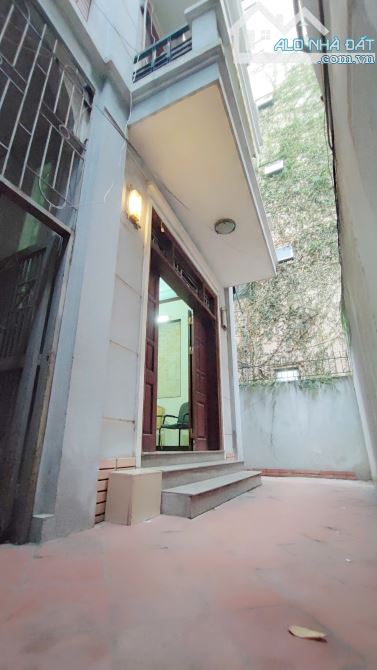 Chính chủ bán gấp nhà 5 tầng vuông đẹp Giảng Võ, giá rẻ 156tr/m2