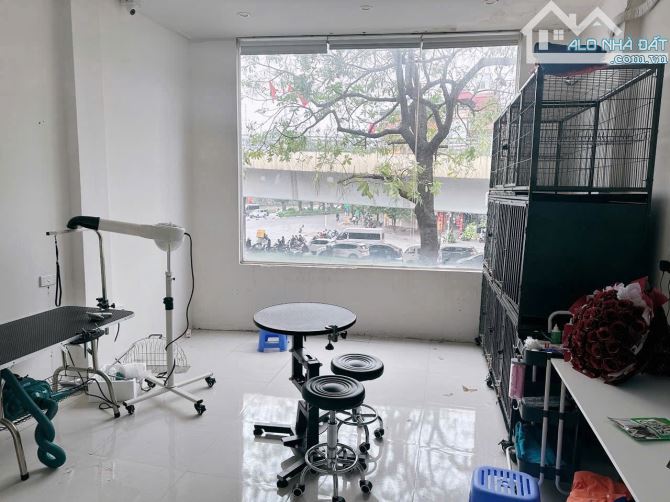Cho thuê nhà 3 tầng,1 tum mặt phố 143 Nguyễn Chí Thanh,Láng Hạ, Đống Đa