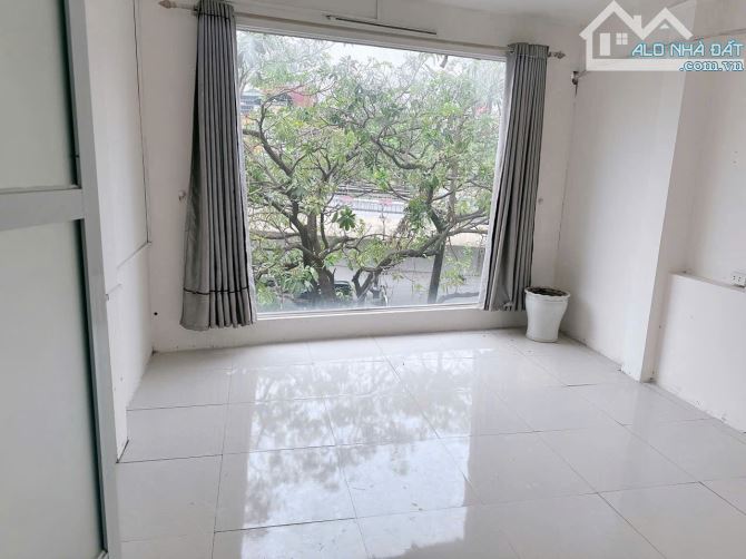 Cho thuê nhà 3 tầng,1 tum mặt phố 143 Nguyễn Chí Thanh,Láng Hạ, Đống Đa