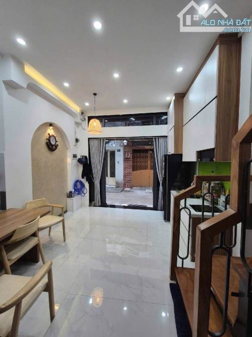 NHÀ MỚI ĐẸP QUẬN 10- CÁCH CHỢ NGUYỄN TRI PHƯƠNG 300M GẦN TRƯỜNG ĐH KINH TẾ DIỆN TÍCH 40M2