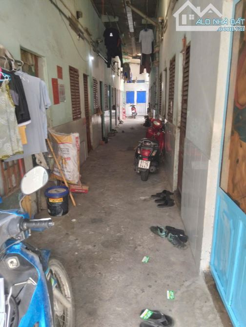 Bán dãy trọ 16 phòng 240m2,thu nhập 240tr/năm,gần ngã 6 An Phú