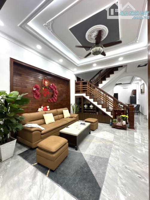 Bán nhà đường số 11, Hiệp Bình Phước, Thủ Đức, TP HCM. DT 117m2, 3 tầng, sổ hồng. Giá