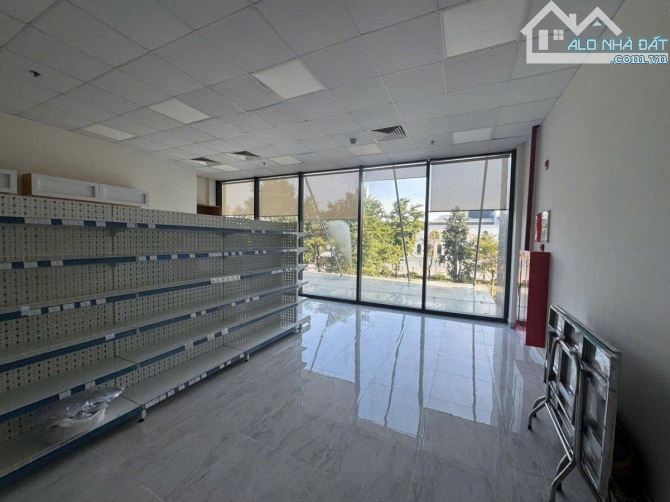 Chuyển nhượng Shophouse chân đế Sunshine City, Phú Thượng, sổ lâu dài, 145m chỉ 29,9 tỷ - 2