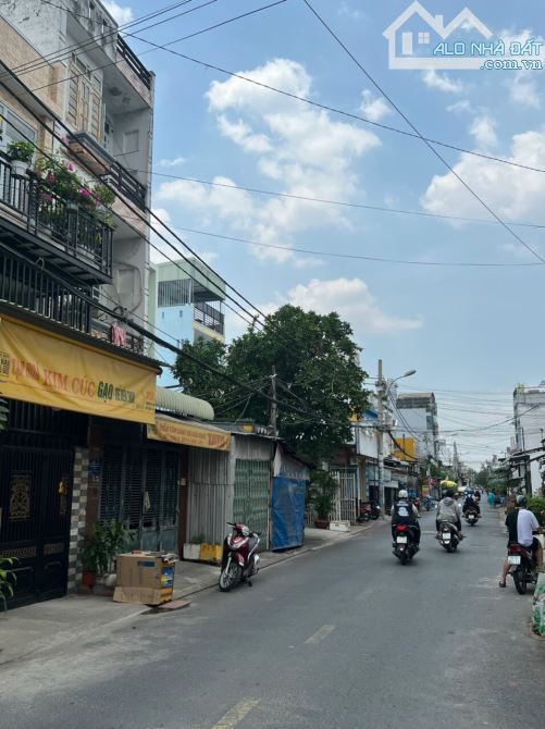 Bán tòa nhà 5 tầng MT đường HT6, gần Nguyễn Ảnh Thủ, DT: 9.85mx25m, giá 18.9 tỷ tl