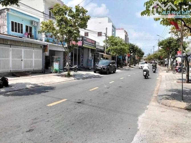 Nhà gốc 2 mặt tiền Lê lợi cách tỉnh uy 100m dân cư táp nập