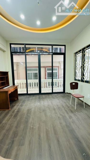 Nhà mặt tiền rộng 7m gần nhà hát lớn phố Đinh Tiên Hoàng giá 6.6 tỷ oto đỗ