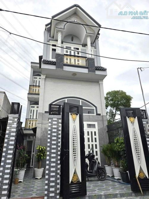 Nhà đẹp giá rẻ ngay trung tâm Hóc Môn