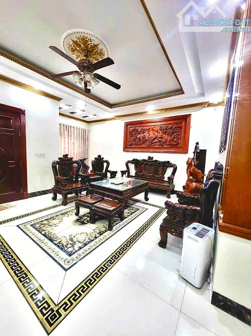 Cho thuê biệt thự Việt Hưng lô góc, sân vườn 200m2, giá 35 triệu.