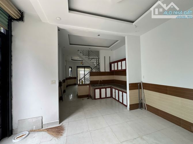 cầm 5tỷ mua nhà TP Hóc Môn đường Phạm Thị Giây góc 2 mặt tiền DT:82m2 ngang 5m x 17m - 1