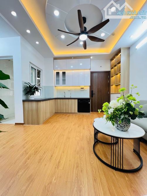 Chị gái em chuyển sang nhà to hơn nên cần bán căn CC 2 phòng ngủ full nội thất Kim Văn