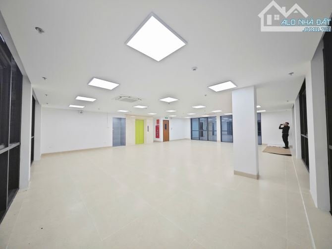 Cho thuê văn phòng Nguyễn Văn Tuyết 110m2 chỉ 17tr lô góc ngay mặt phố - 1