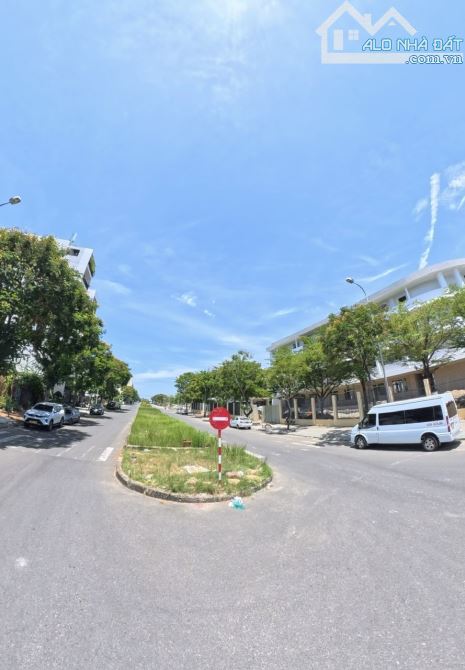 LÔ GÓC: 250M2 NGANG 32M XD TRÊN 9 TẦNG CẠNH BÃI TẮM MÂN THÁI GIÁ CỰC TỐT CHỈ: 188tr/M2 - 2