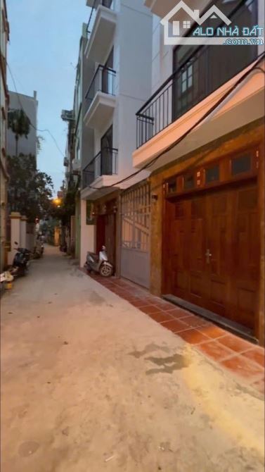CHO THUÊ NHÀ CỰ KHỐI LONG BIÊN 8 TRIỆU 42m 5 TẦNG Ô TÔ, KD, ĐỦ NỘI THẤT, GẦN CẦU VĨNH TUY