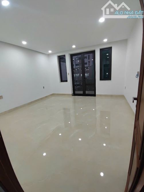 CHO THUÊ NHÀ 4.5 TẦNG CÓ THANG MÁY MT THÍCH QUẢNG ĐỨC, PHÙ HỢP KINH DOANH - 2