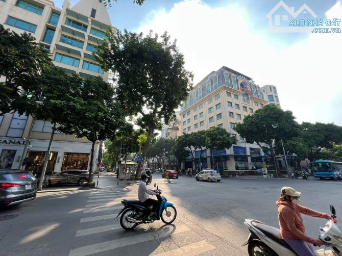 SIÊU HIẾM VỊ TRÍ ĐẮC ĐỊA TẠI HÀ NỘI CÓ Q. HOÀN KIẾM - DT681m2 x11T, MT50M. GIÁ 820 tỷ.
