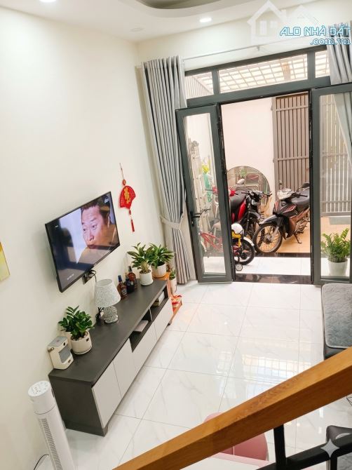 Quận 7 - Phú Thuận – 4 Tỷ 850 - Nhà Đẹp 2 Tầng - 47m² - Hẻm Thẳng - Gần Mặt Tiền - 2
