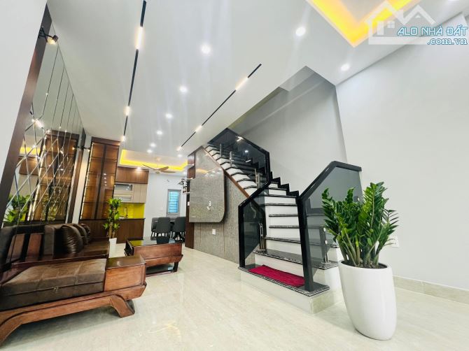 Bán nhà 3 ptầng cực đẹp Sở Dầu ngõ ô tô hơn 3 xxx tỷ