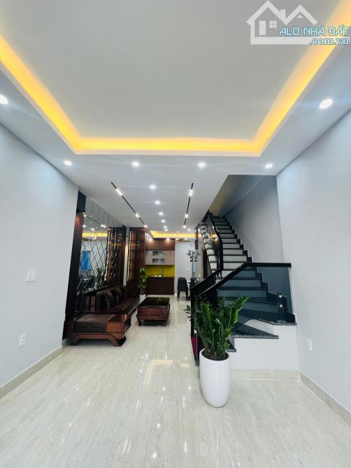 Bán nhà 3 ptầng cực đẹp Sở Dầu ngõ ô tô hơn 3 xxx tỷ - 2