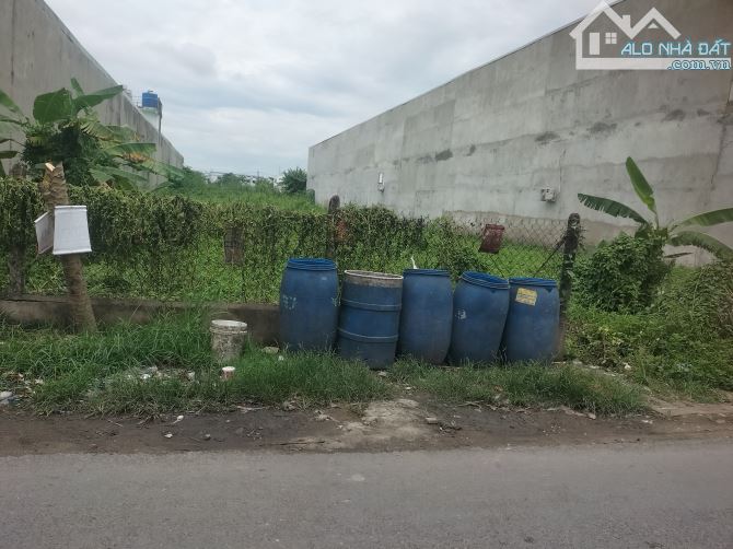 10tr /m2   thổ cư 1800m2 , ngay Chợ Đức Hòa Hạ.Đất Mặt tiền đường. Tổng  1800m2 :