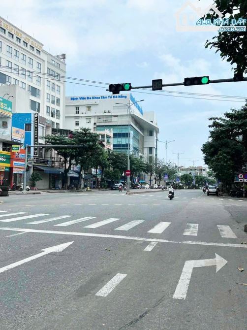 - Bán tòa Vp 4,5 tầng ( ngang 10m)  2 mt  đường Trần Phước Thành, DT155M2 – Giá 21 Tỷ TL