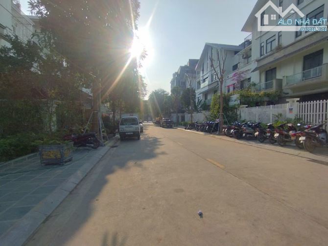 Cho thuê nhà KĐT Geleximco Lê Trọng, Dương Nội. DT 200m, 4 tầng, thông sàn có thang máy. G - 9