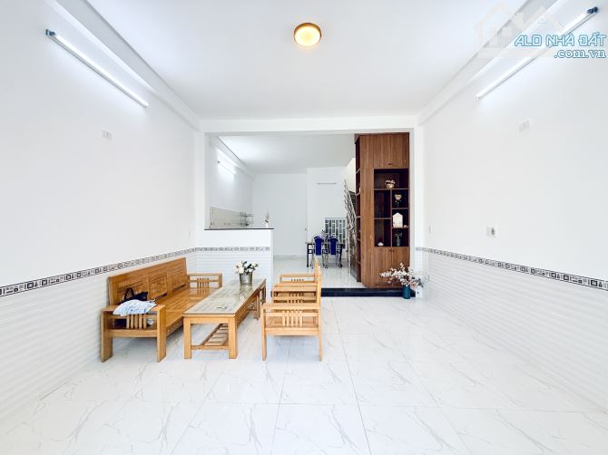 NGUYỄN MỘNG TUÂN - NHÀ 2 TẦNG 2 MÊ - 58M2 - Ô TÔ THÔNG - GẦN BẾN XE