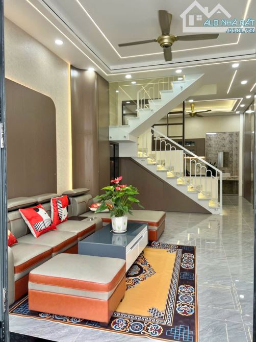 - Nhà 3 tầng FULL NỘI THẤT đường Thạnh Xuân 40 phường Thạnh Xuân Q12, DT 104m2 (4,3x24) đư - 3