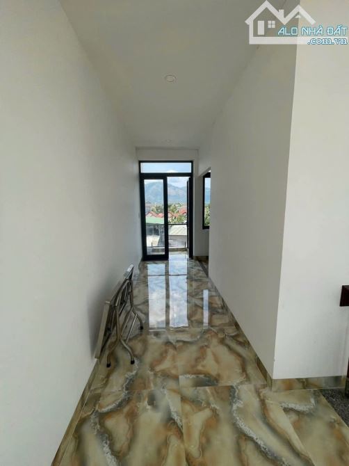 Nhà 3 tầng Diên Phú, hơn 200m², ngang 6m, sân ô tô, giá chỉ 3,4 tỷ - 3