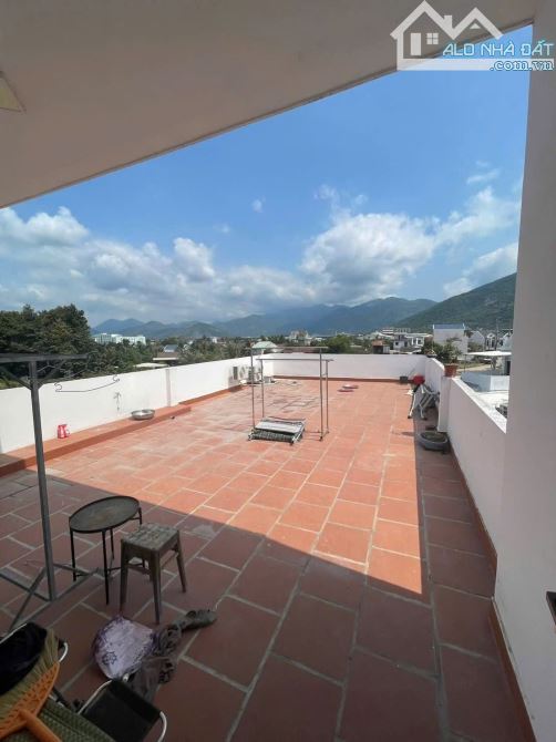 Nhà 3 tầng Diên Phú, hơn 200m², ngang 6m, sân ô tô, giá chỉ 3,4 tỷ - 4