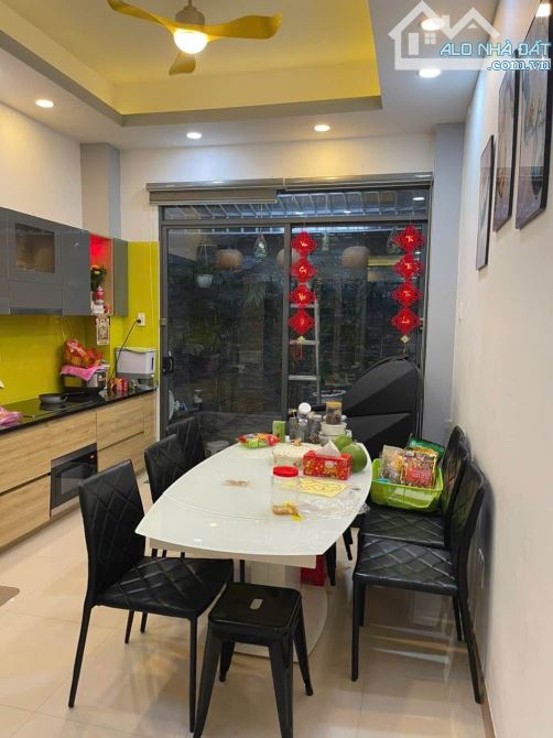 QUẬN 8- NHÀ HXH DƯƠNG BÁ TRẠC - GIÁP QUẬN 1 - CHỦ TẶNG NỘI THẤT - 3.6x17 - 9.6 tỷ - 4
