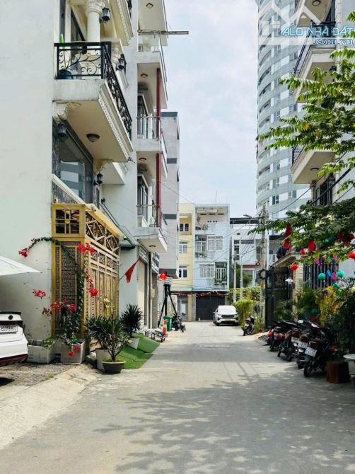 Chủ cần tiền bán gấp căn nhà 3 tầng 4x12m xe hơi ngay cửa