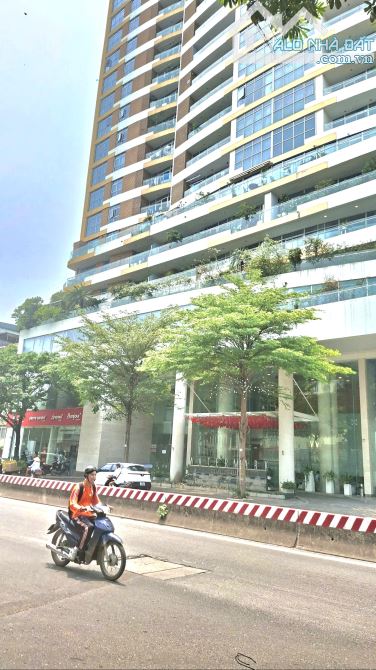 Bán Biệt Thự mặt phố Lạc Long Quân 200m2, giá: 138 tỷ. Tây Hồ