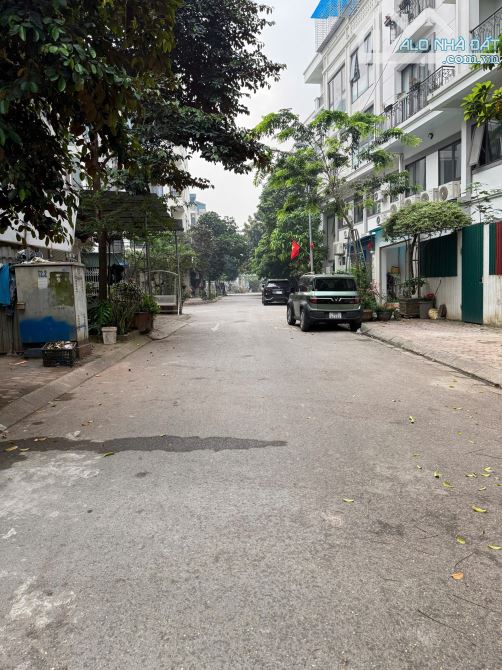 Cho thuê nhà nguyên căn 4 tầng 100m2 mtien 7m đường 15m Trâu Quỳ, Gia Lâm, ở ngay