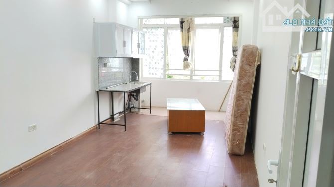 Cho thuê phòng 2 ngủ 1 wc 45m2 tầng 4 mặt phố Đội Cấn, Ba Đình full đồ giá 5 triệu