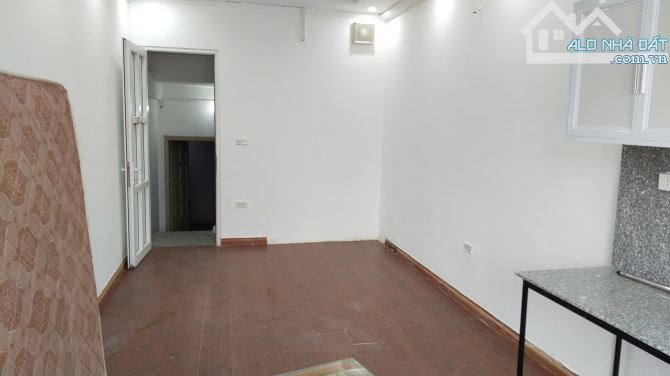 Cho thuê phòng 2 ngủ 1 wc 45m2 tầng 4 mặt phố Đội Cấn, Ba Đình full đồ giá 5 triệu - 1