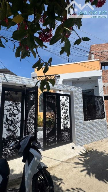 Bán nhà Diên Điền giá rẻ mới xây đường thông gần chợ thôn Trung