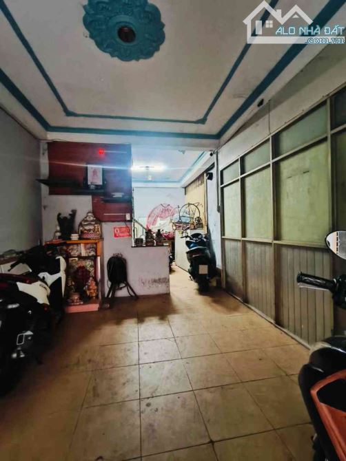 Bán nhà: Đường Dạ Nam phường Chánh Hưng Q8. DT: 68m2. Kết cấu: trệt 2 lầu . Giá: 6Tỷ500