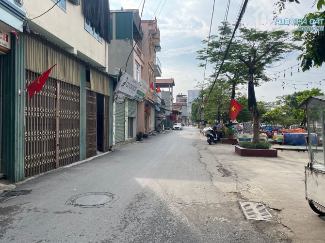 Kinh doanh đắc địa - Thị trấn Trôi-Hoài Đức, Ô tô tránh, đỗ. Mặt tiền rộng. 65m. 9.5 tỷ