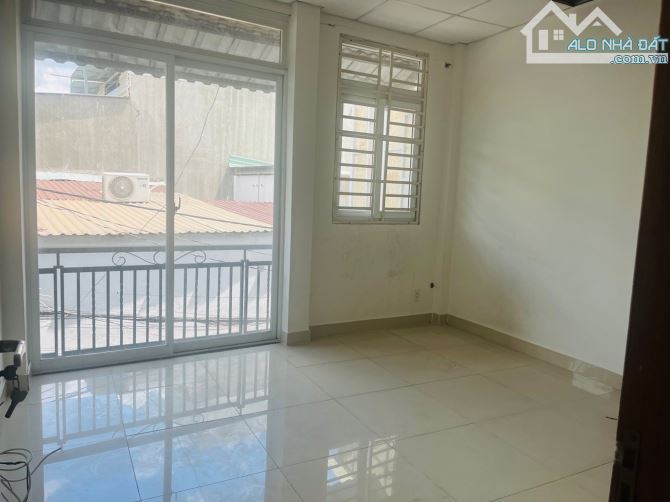 Nhà SHR Tân Thới Hiệp 12, sau 1 căn mặt tiền, 4x15m, 2 tầng, chỉ 500m ra QL1A - 3