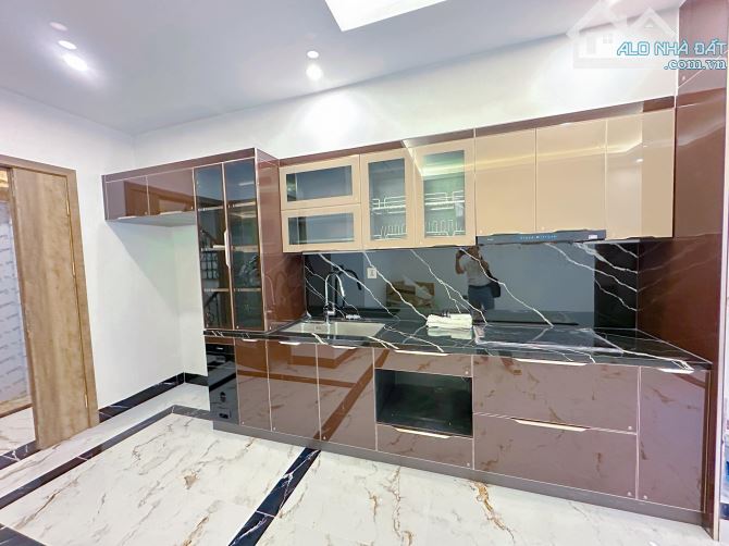 BÁN NHÀ LÔ GÓC 40m2 PHỐ VỌNG - NGÕ THÔNG - Ô TÔ ĐỖ CÁCH 20M - THANG MÁY - 2