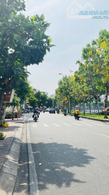 🌈 Nhà 3,5Lầu Mặt Tiền Đường Trường Sa, P15, Quận - PN - 8