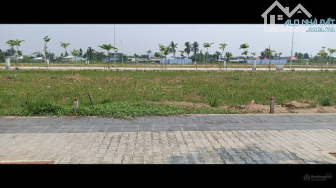 Bán gấp lô 100m2 ngay Nguyễn Hữu Trí, cách bệnh viện ĐK Bình Chánh 5p, giá 2tỷ3. Sổ sẵn