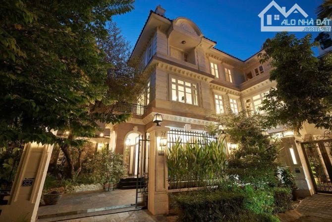 BÁN BIỆT THỰ SIÊU VÍP - KĐT CIPUTRA, LÔ GÓC, MT KHỦNG, DT 296m2 x 4T, MT 9.6m