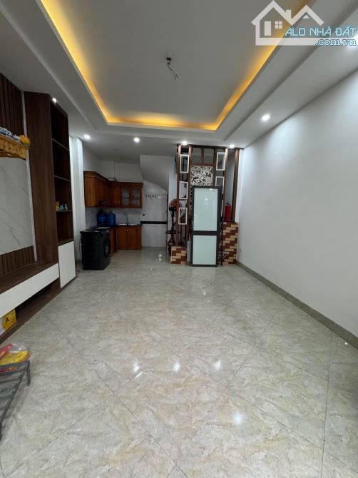Nhà Thanh Lân 35m 5T MT4.2m, ô tô đỗ cửa, ba bước ra phố